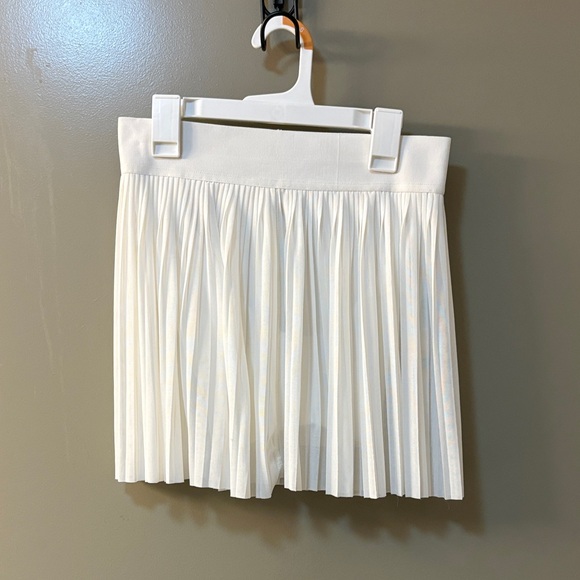 Dresses & Skirts - Elegant White Pleated Skirt